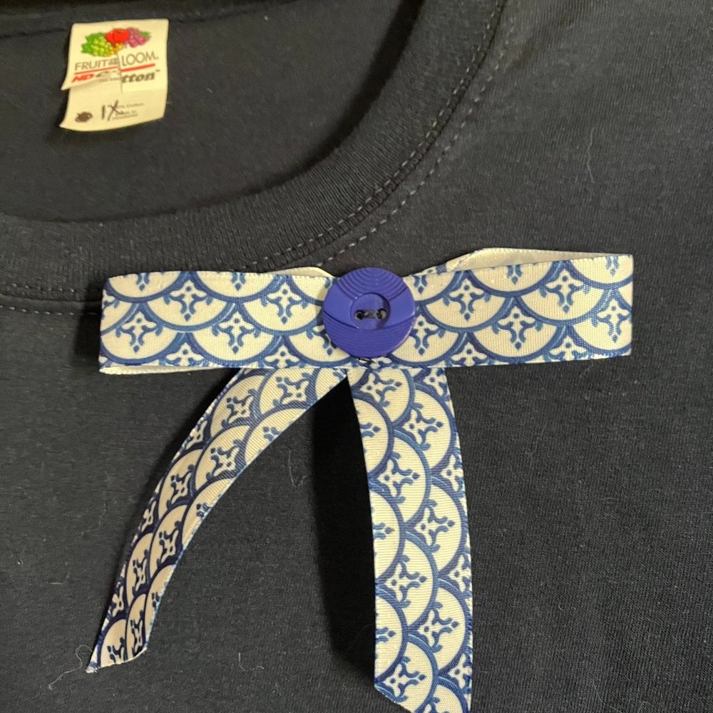 258 navy blue scoop neck tee with ribbon and button accents and hip slits